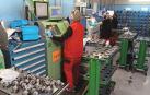 Tres operarios de Borg Automotive en Navarra trabajan en el equilibrado, una de las fases del montaje durante la remanufactura de los turbos