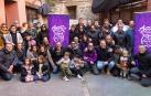 Integrantes de la peña Andatu, junto a familiares, en el patio de su sede y con imágenes del logo conmemorativo de los 25 años de la entidad