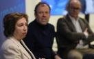 La urbanista María Urmeneta y los arquitectos Santiago Iribarren, presidente del COAVN, y Jesús Leache,  en el debate celebrado ayer en las instalaciones de Diario de Navarra