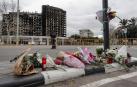 Improvisado altar frente al edificio destruido por el incendio