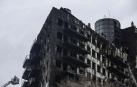 Los bomberos sanean el edificio de viviendas calcinado en Valencia