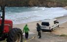 Una furgoneta acaba en el mar tras adentrarse su conductor, navarro, en la playa de Os Botes, en Valdoviño (A Coruña)