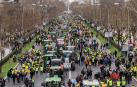 Paseo de la Castellana en Madrid repleto de tractores y manifestantes agricultores y ganaderos