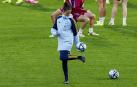 La seleccionadora Monte Tomé controla de espuela un balón durante el entrenamiento de este martes, 27 de febrero./