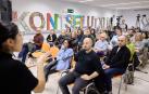Los asistentes al foro de barrio de Buztintxuri, celebrado en una sala del colegio público