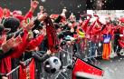 Aficionados del Mallorca esperan la llegada de los futbolistas tras lograr el pase a la final de la Copa del Ret./