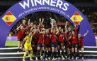 Las jugadoras españolas con la navarra Maite Oroz en medio celebran el título con la copa de campeonas de la Nations League./