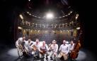 De izda. a dcha: Yarián Yaque (con el trombón de varas), Rafael Noa, Eduardo Larumbe (con el laúd), Eduardo Solano (con la guitarra), Ángel Ardaiz (con las maracas), Diego Salsamendi (con la trompeta) y Marcelo Escrich (con el contrabajo), en el concierto del 23 de febrero, en el Gayarre.