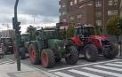 Una columna de tractores se dirige al centro de Pamplona desde la avenida de Zaragoza, este jueves a mediodía.