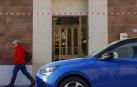Una persona pasa por delante del portal de la vivienda donde se ha encontrado el cuerpo de la mujer