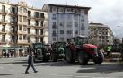 Decenas de agricultores navarros han vuelto a colapsar con sus tractores el centro de Pamplona este jueves, 29 de febrero.