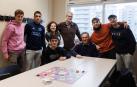 Estudiantes participantes en el Trivial Anatómico, junto al profesorado implicado en la iniciativa; de pie, Conchi Yárnoz y Lucas Blázquez; sentado, Jesús Alfaro