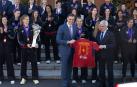 El presidente del Gobierno, Pedro Sánchez y el presidente de la gestora de la RFEF, Pedro Rocha, junto a las jugadoras de la Selección Femenina Española de Fútbol, durante la recepción en el Palacio de La Moncloa tras ganar la Nations League