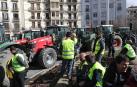 Imagen de un grupo de agricultores y ganaderos en Merindades, tras aparcar sus tractores en la rotonda