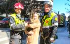 La dueña con el animal en brazos junto a miembros del equipo de rescate que lo encontraron.