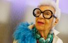 Fotografía de archivo de la diseñadora estadounidense e icono de la moda Iris Apfel en la presentación de la colección otoño-invierno 2016 de Atelier Swarovski