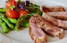Un plato de carne con espárragos