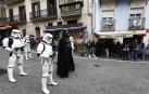 - Darth Vader, tropas imperiales, cazarrecompensas y droides del universo Star Wars han desembarcado este sábado en Pamplona para preparar el evento 'La Fuerza Contra el Cáncer'