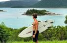 Gaizka Ezpelta con su tabla de surf en la costa de Whitsundays, en Queensland