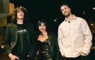 De izquierda a derecha, Germán Ormaechea (DJ Moderno), Isa Atómica y Berty García
