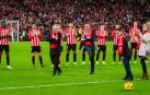 Zigor Egia golpea el balón que le pasó Martín Montañés en presencia de Ricardo Hernani, Karmele Biurrun y los futbolistas.