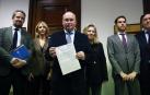 El portavoz del grupo popular en el Congreso, Miguel Tellado (c), posa junto a miembros de su grupo tras presentar en el Registro de la Cámara Baja la petición de dimisión de la presidenta del Congreso