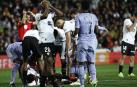 Los jugadores de Valencia y Real Madrid desolados tras la lesión de Mpouctar Diakhaby .