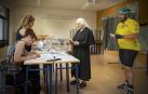 Dos personas votando en las elecciones del 23 de julio