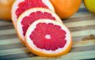 Pomelo rojo en rodajas