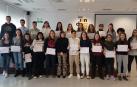 Los alumnos y alumnas que leyeron sus trabajos de investigación con la coordinadora del programa, Aroa Torre, en el centro de la imagen