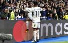 Vinícius Jr. recibe la felicitación de Rodrygo tras anotar el 1-0./