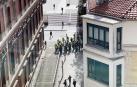 Este jueves a mediodía se han vivido momentos de tensión en las calles que rodean el Parlamento de Navarra. Numerosos agricultores se encontraban en la zona esperando la salida de los parlamentarios, por lo que los agentes de la Policía Foral destinados a la zona han tratado de mantener una distancia de seguridad entre políticos y manifestantes.