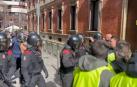 Los agricultores están esperando a la salida de parlamentarios