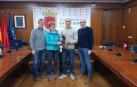 Desde la izda., Alberto Araiz, Cristina Pinillos, Carlos Rubio y Javier Riezu con el galardón