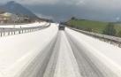 La carretera, teñida de blanco en Loiti por la granizada