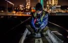 Una persona, trabajando de noche