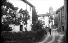 La calle Zarandia de Lesaka en 1925, con la torre de la iglesia al fondo