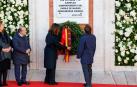 El alcalde de Madrid, José Luis Martínez-Almeida (d), y la presidenta de la Comunidad de Madrid, Isabel Díaz Ayuso, durante una ofrenda floral en el acto en memoria de las víctimas de los atentados ocurridos en Madrid el 11 de marzo de 2004