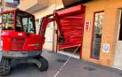Una máquina excavadora revienta esta madrugada la puerta de la sede del PSOE de Almendralejo