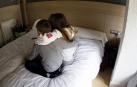 Sasha y su hermano Maxim, esta semana en la habitación del hostal donde viven,/