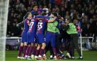 Piña de los jugadores del Barça tras el tercer tanto culé, de Lewandowski, tras una grn jugada de Sergi Roberto./