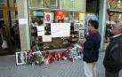 Flores, velas y mensajes de apoyo en el escaparate de la tienda de Ángel Berrueta en la calle Martín Azpilicueta tras su asesinato en 2004