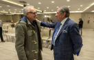 Francisco Vázquez (derecha) saluda al expresidente Miguel Sanz momentos antes de la charla que ha ofrecido en Pamplona