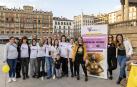 Asenna y alumnos de la Escuela Navarra de Teatro protagonizaron un acto este jueves, 14 de marzo, en la Plaza del Castillo, para concienciar sobre la endometriosis.