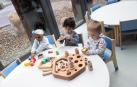 Tres niños juegan en una escuela infantil municipal de Pamplona
