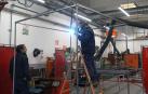 Dos de los trabajadores del Tajo de Soldadura del Ayuntamiento de Pamplona, en plena fabricación de uno de los kioskos de los 'naranjitos'
