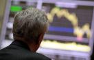 Un hombre observa gráficos bursátiles