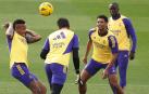 Militao, Courtois, Bellingham y Mendy durante el entrenamiento del Real Madrid este viernes.