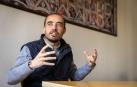 Andrés Muerza Ferrer, en un momento de la entrevista, en una sala del seminario de Pamplona.