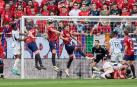 La defensa de Osasuna intenta despejar el balón en el área de Sergio Herrera